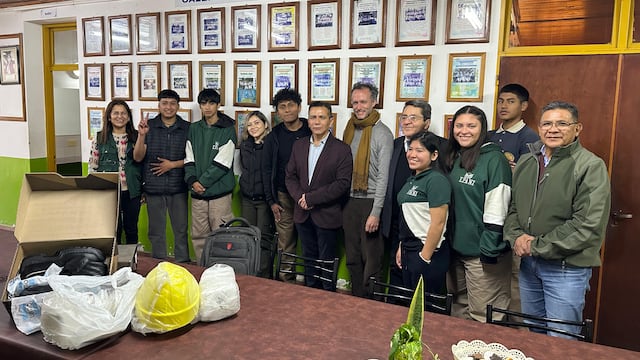 El secretario de Producción e Industria del municipio de Perico, Martín Miguel Llanos; y el gerente de Tsingshan South América, Santiago Bustelo (ambos al centro), en su visita a la Escuela Provincial Agrotécnica n.ro 7 "Ing. Ricardo Hueda" de Perico.