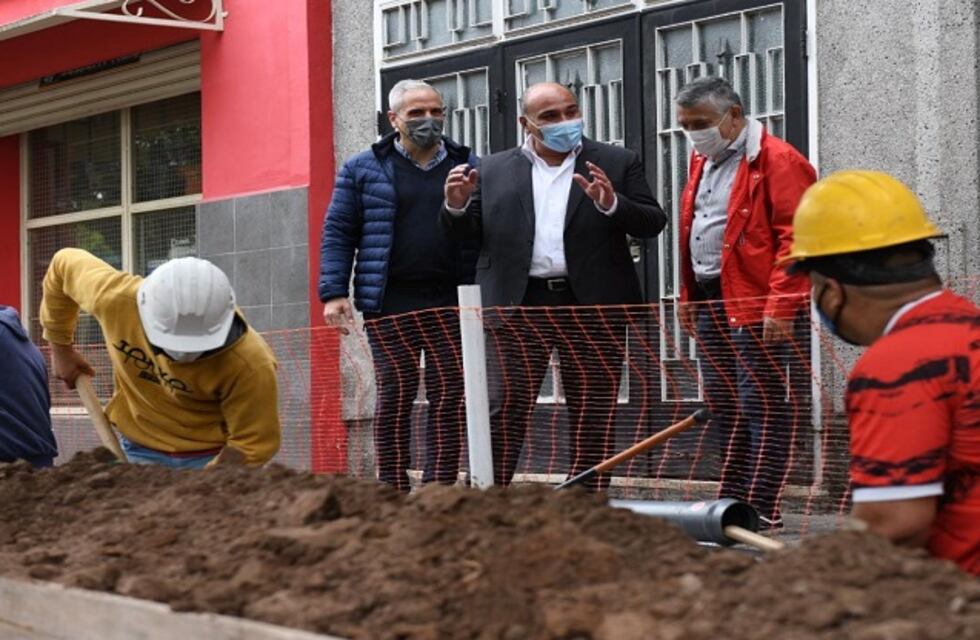 Manzur recorrió obras de recambio de cañerías en la capital