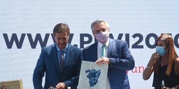 El gobernador de Mendoza Rodolfo Suárez y el presidente de la Nación, Alberto Fernández en el evento de la Coviar. Foto: Los Andes.