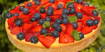 La tarta de frutillas y arándanos de Camila Homs