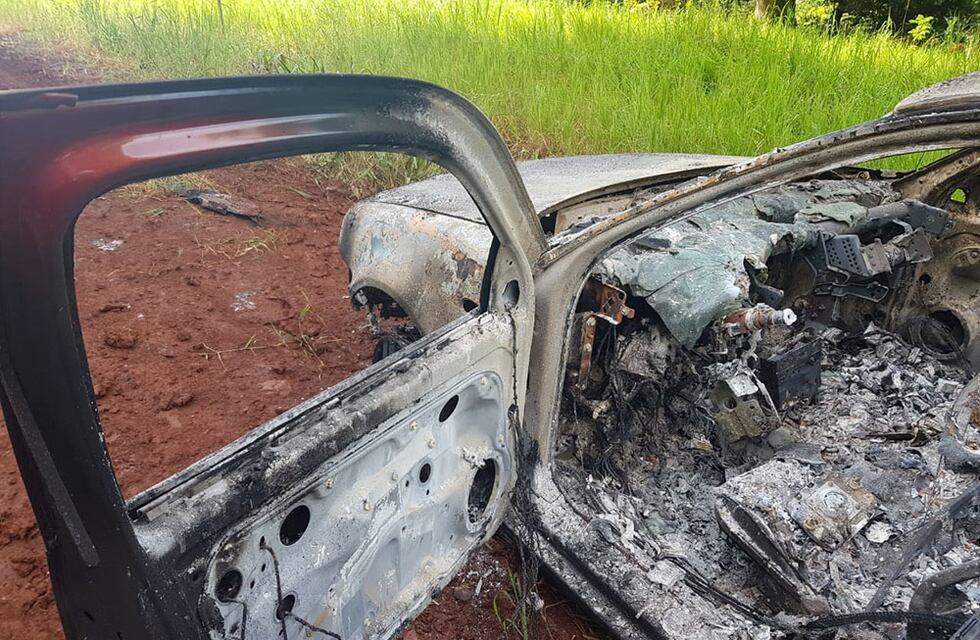 Se quedó empantanado con una carga de contrabando e incendió el vehículo