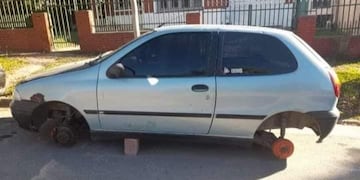 Una vecina de La Falda denunció que en la madrugada le robaron las ruedas de su vehículo, que estaba estacionado frente a su domicilio.