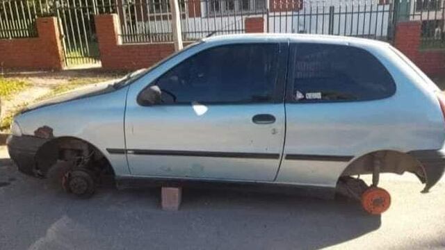 Una vecina de La Falda denunció que en la madrugada le robaron las ruedas de su vehículo, que estaba estacionado frente a su domicilio.