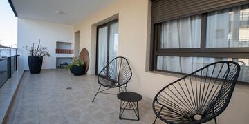 Una joven de Córdoba contó que un particular "vecino" la espiaba y se volvió viral (Imagen ilustrativa - Casona del Sur II)