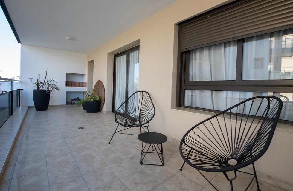 Cordobesa contó en Twitter que tras su mudanza, un particular “vecino” la espiaba y se volvió viral