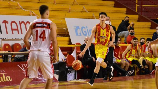 Sarmiento le ganó por un contundente 90 a 62 a Regatas Resistencia.