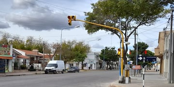 Ya un semáforo en intermitente en Av. Santa Fe y pronto se sumará otro.