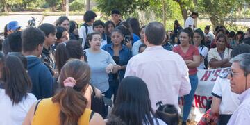 La protesta de padres y alumnos comenzó a las puertas del edificio escolar, luego cortaron a ruta provincial 6 hasta las primeras horas de la tarde.