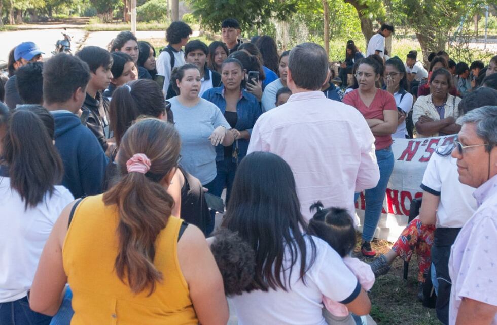 Padres y alumnos reclaman “un establecimiento digno y seguro” en Palma Sola