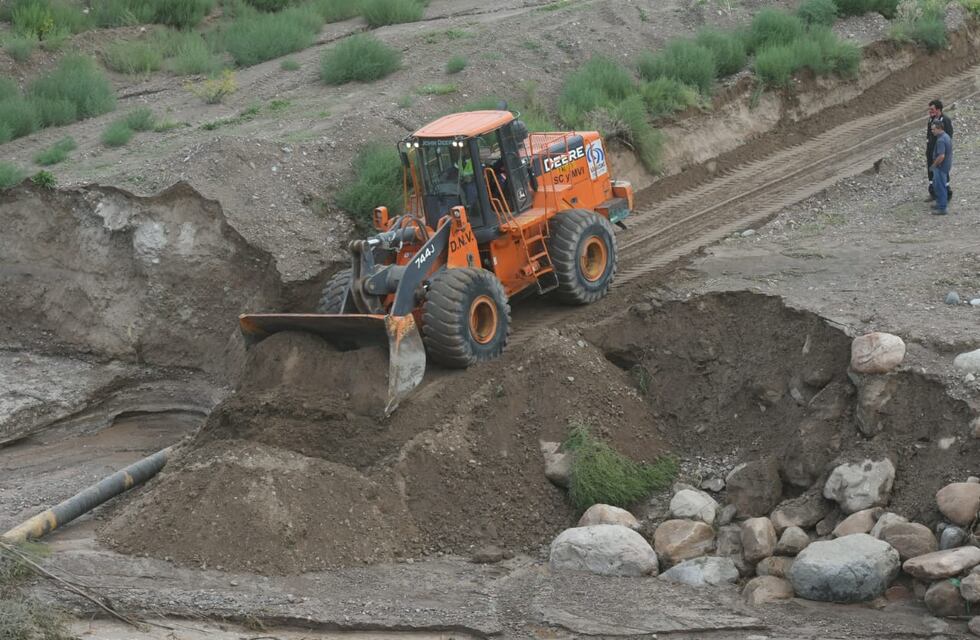 Dos familias y los ocupantes de tres vehículos varados fueron rescatados durante la tormenta