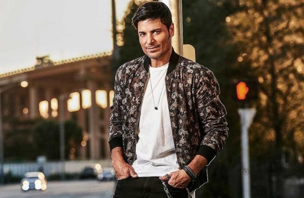 Chayanne apareció con una cara diferente y las redes sociales no lo dejaron pasar