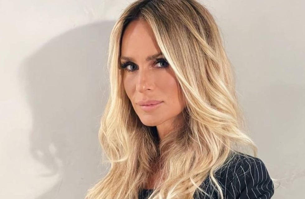 Con el atardecer, Sabrina Rojas lució una enteriza negra ultra escotada