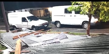 Equipos provinciales y municipales asistieron a vecinos afectados por voladuras de techos, árboles caídos y cortes de energía.