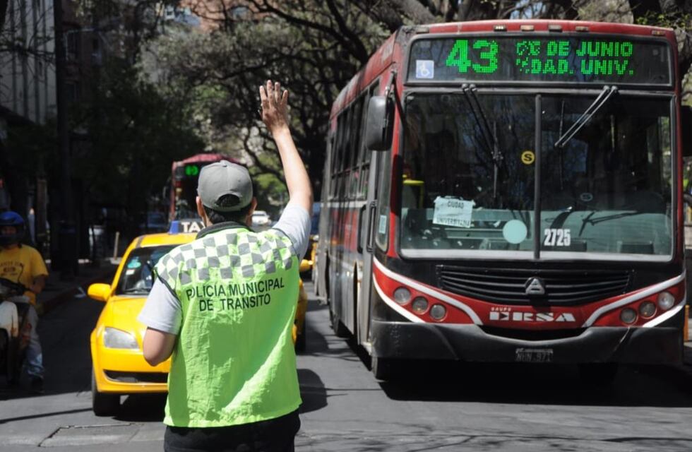 Atropelló y arrastró a un inspector de tránsito por 150 metros en Córdoba