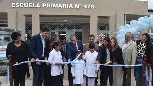 Funcionarios, legisladores y alumnas en el momento del corte de cintas con que simbólicamente se dejaba inaugurado el nuevo local de la Escuela Primaria 476 de Pampa Blanca.