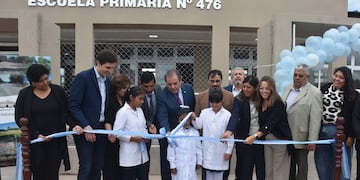 Funcionarios, legisladores y alumnas en el momento del corte de cintas con que simbólicamente se dejaba inaugurado el nuevo local de la Escuela Primaria 476 de Pampa Blanca.