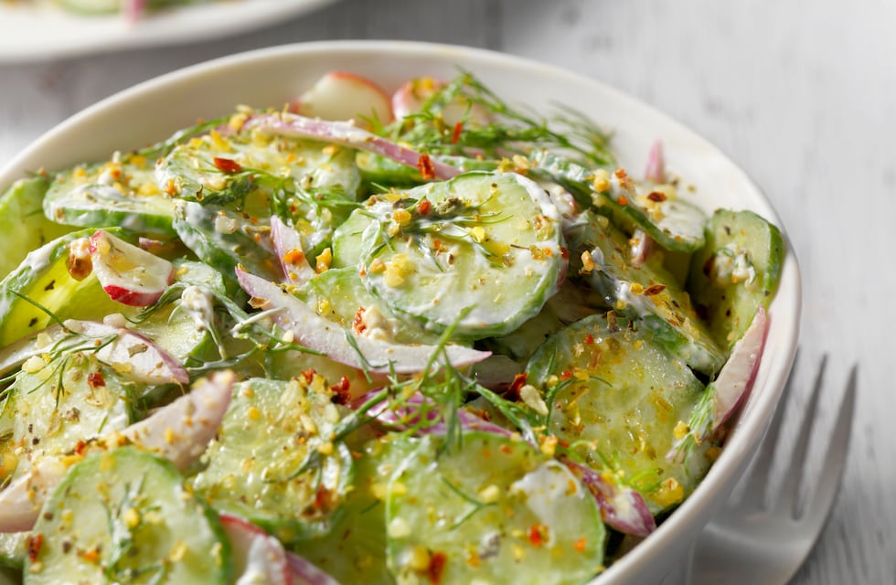 Cómo hacer una ensalada de pepino: la receta fácil y súper fresca, ideal para el verano