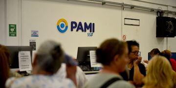 Córdoba. Un jubilado intentó prenderse fuego en la sede el PAMI. (Nicolás Bravo / La Voz)