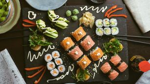El sushi es un plato fuerte en Córdoba, pero pocos lugares dan el servicio de palillo libre. Cuáles son.