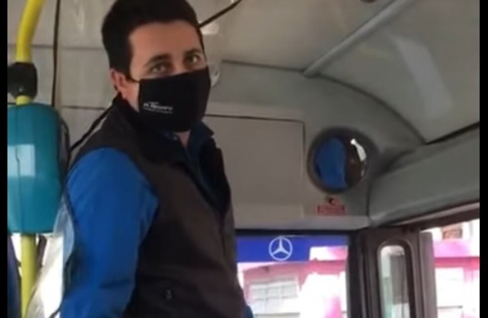 Video: estudiante sanjuanino escrachó a colectivero porque no le quiso cobrar escolar