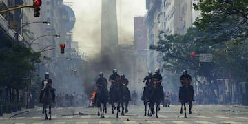 El 19 y 20 de diciembre de 2001 fue la violenta protesta social que marcó el final del gobierno de De la Rúa (AP / Archivo).