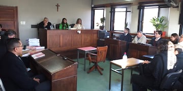 En el estrado las magistradas Ana Carolina Pérez Rojas (centro) y Pamela De Las Cruces y el juez Mario Ramón Puig, integrantes del Tribunal que condenó al sacerdote Ricardo Quiroga y su cómplice María Cielo Regazzoni.