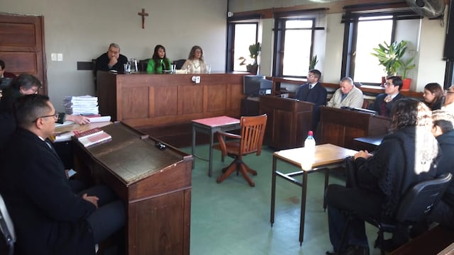 En el estrado las magistradas Ana Carolina Pérez Rojas (centro) y Pamela De Las Cruces y el juez Mario Ramón Puig, integrantes del Tribunal que condenó al sacerdote Ricardo Quiroga y su cómplice María Cielo Regazzoni.