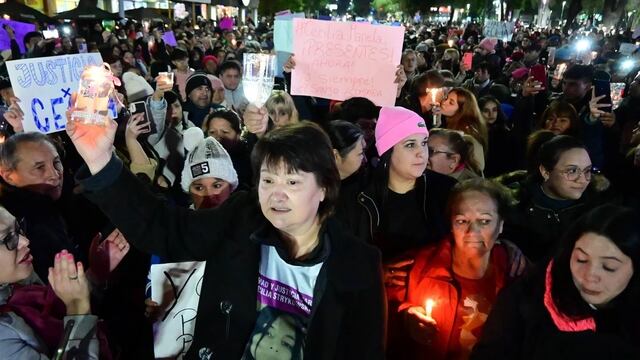 Masiva marcha en Chaco en reclamo de justicia por Cecilia Strzyzowski, encabezada por la madre de la joven desaparecida.