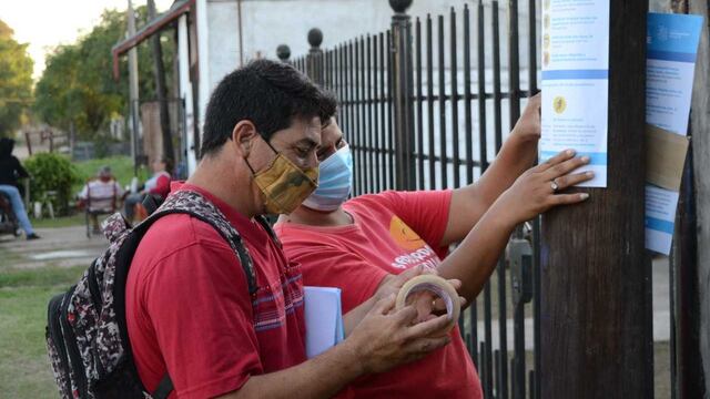 Voluntarios realizan controles en los barrios más afectados de Resistencia por el coronavirus.