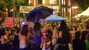 La multitudinaria marcha por el 8M llegó hasta el Patio Olmos (LaVoz).