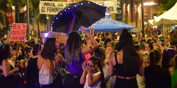 La multitudinaria marcha por el 8M llegó hasta el Patio Olmos (LaVoz).