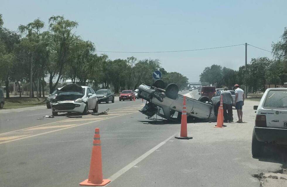 Terrible choque en Córdoba: al menos tres personas heridas y un auto dado vuelta