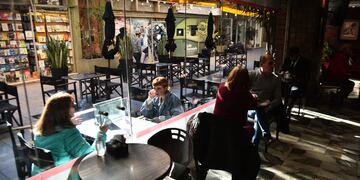 Los bares y restaurantes ampliarán la capacidad y podrán recibir clientes hasta la medianoche (Pedro Castillo/La Voz).