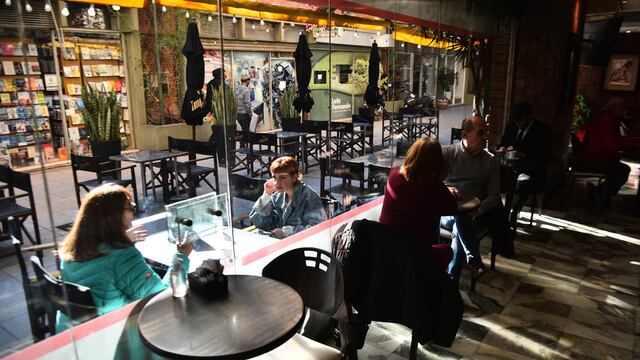 Los bares y restaurantes ampliarán la capacidad y podrán recibir clientes hasta la medianoche (Pedro Castillo/La Voz).
