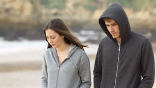 Caminar mirando el piso, según la psicología.