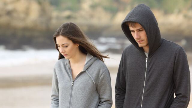 Caminar mirando el piso, según la psicología.