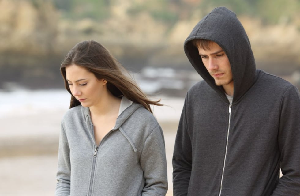 Qué significa que una persona mire el piso cuando camina, según la psicología