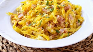 Cómo hacer revuelto de gramajo al estilo Cocineros Argentinos.