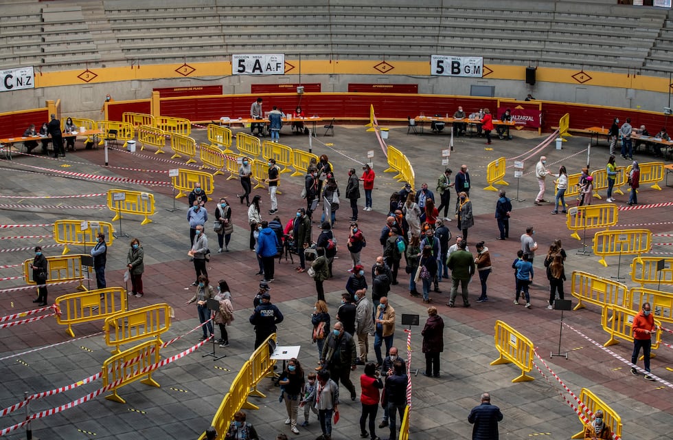 Elecciones en Madrid: largas colas para definir entre una izquierda y una derecha abroqueladas