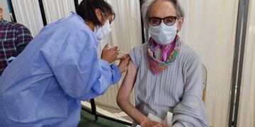 La vacunación con tercera dosis se realizará a los grupos objetivo por demanda espontánea.