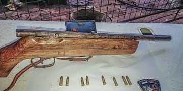 Operativo policial en Eldorado: recuperan un portón robado y un arma de fuego casera.