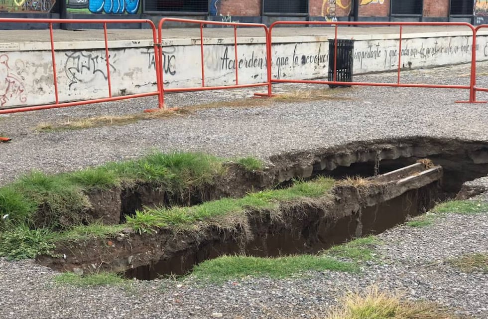 Aparecieron enormes pozos detrás de los galpones de la costanera rosarina