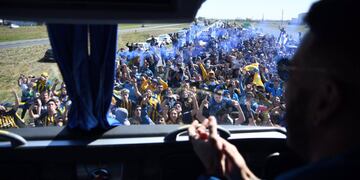 Gran cantidad de personas fue a apoyar al equipo en el viaje desde Arroyo Seco hacia el Coloso del Parque de la Independencia.