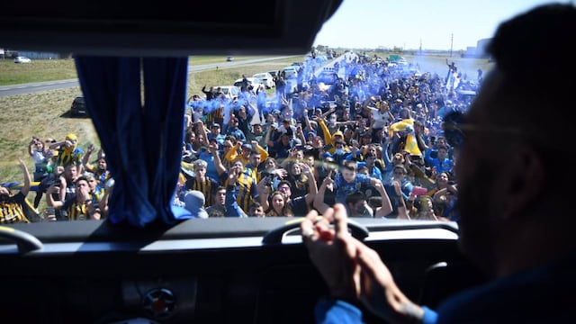 Gran cantidad de personas fue a apoyar al equipo en el viaje desde Arroyo Seco hacia el Coloso del Parque de la Independencia.