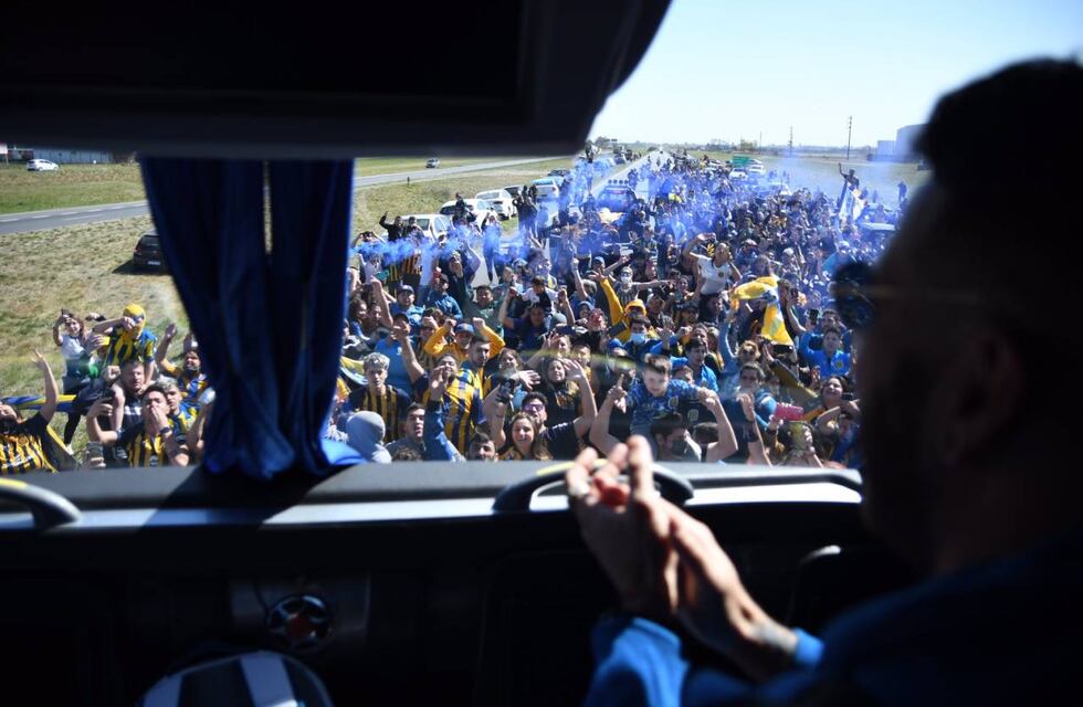 El colectivo de Rosario Central casi arrolla a un hincha antes del clásico