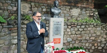 El intendente Raúl Jorge encabezó el homenaje a Arturo Illia en la plazoleta que lleva su nombre en el barrio Los Perales.