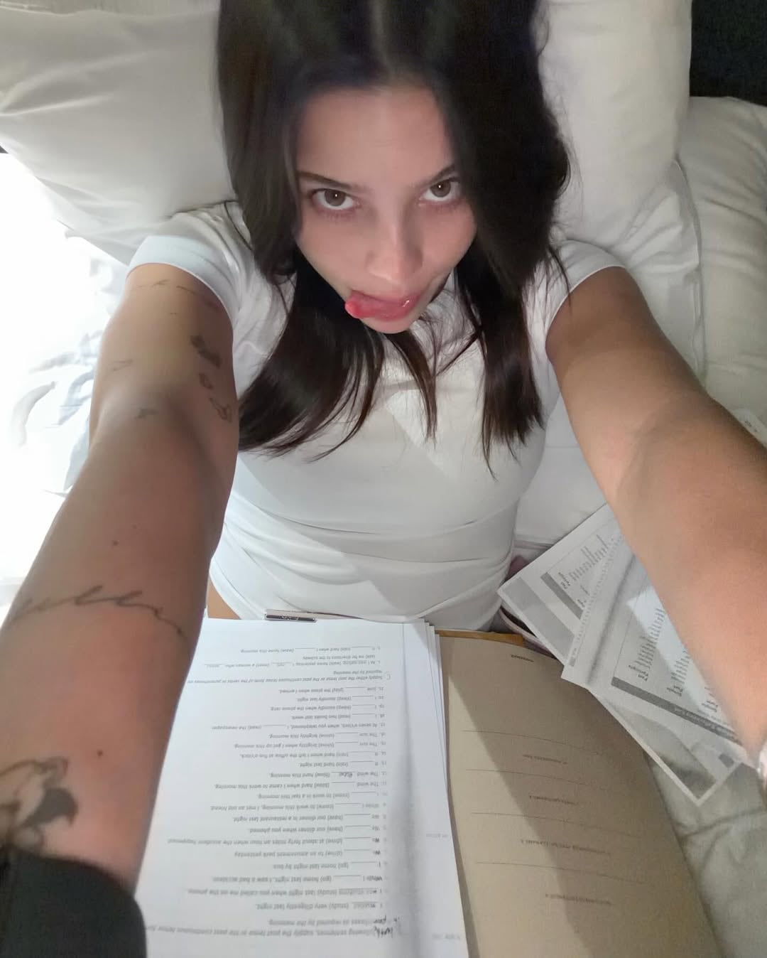 La cantante se mostró estudiando.