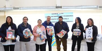 Entrega Kits escolares por parte del Banco Macro en Maipú.