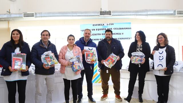 Entrega Kits escolares por parte del Banco Macro en Maipú.