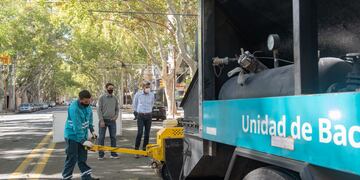 El intendente de la Ciudad, Ulpiano Suárez, recorrió las diferentes obras de repavimentación que se realizan en calles de Capital. Gentileza MCM